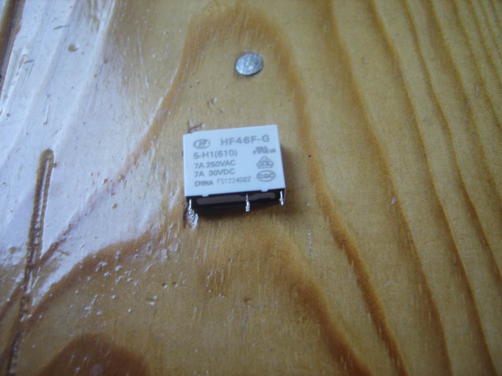 Relais HF46F-G-5-HS1T 5VDC - Normalement Ouvert - 4 Broches - 7A 250V AC - Pour Applications Domestiques/Industrielles